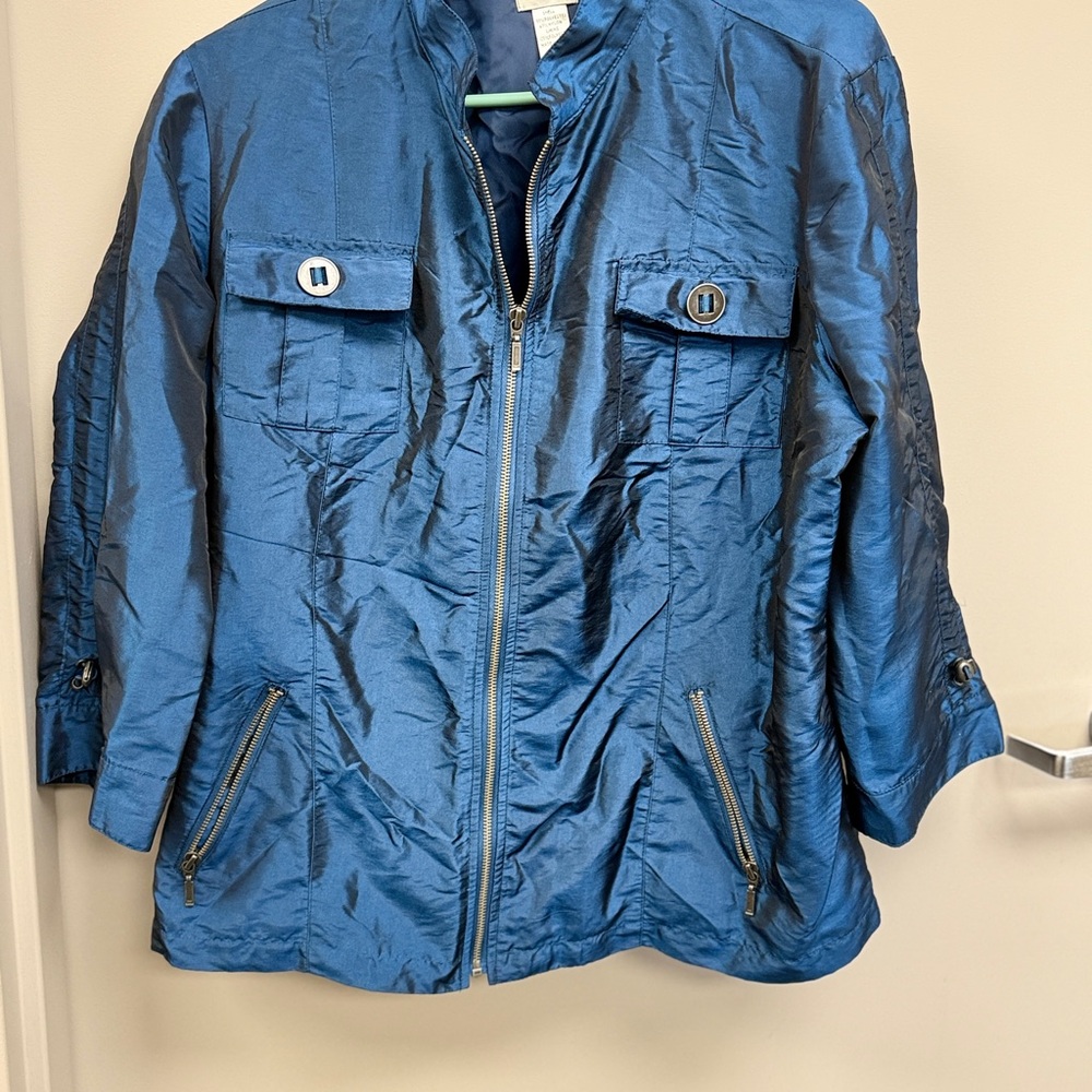 Chicos Iridescent Blue Crinkle Zip Up Jacket Size 3 Utility Mock Neck 3/4 Sleeve